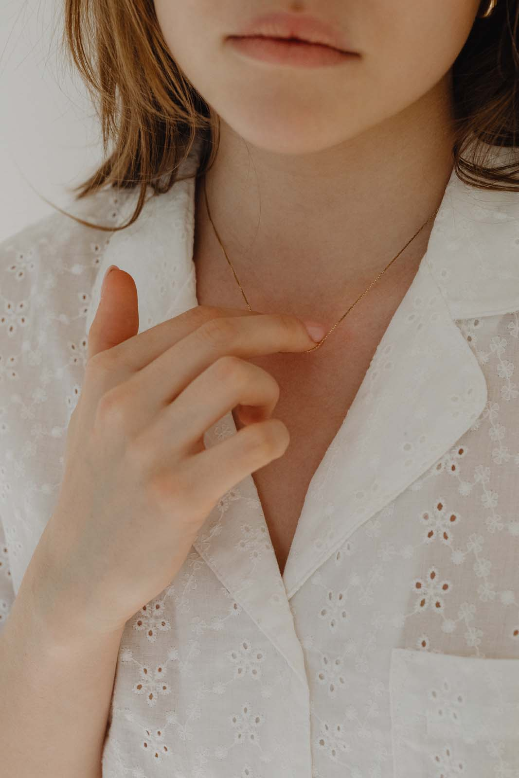 kaboompics_woman-in-white-cotton-pajamas-31719.webp